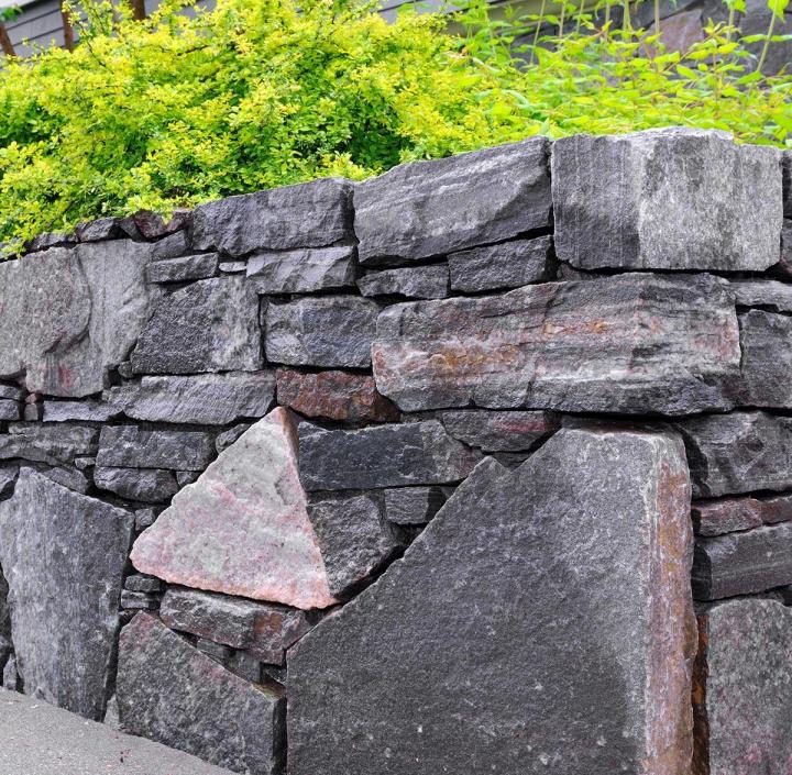 Disposition de blocs de pierre pour la stabilisation du terrain