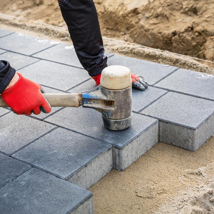 Pose de pavés et de dalles pour des surfaces durables
